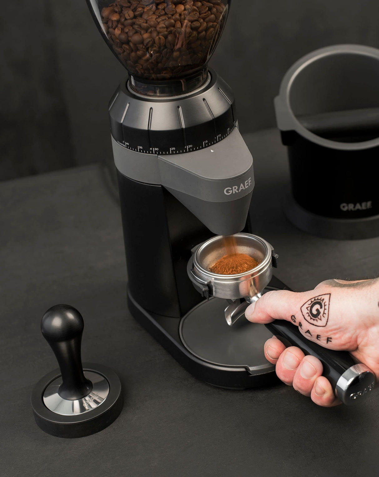 GRAEF CM802 Molinillo de Café Eléctrico 128W, 350g, Cuerpo Aluminio, Molino Cónico Inox, 40 Niveles, Portafiltro, Antiestático, Negro
