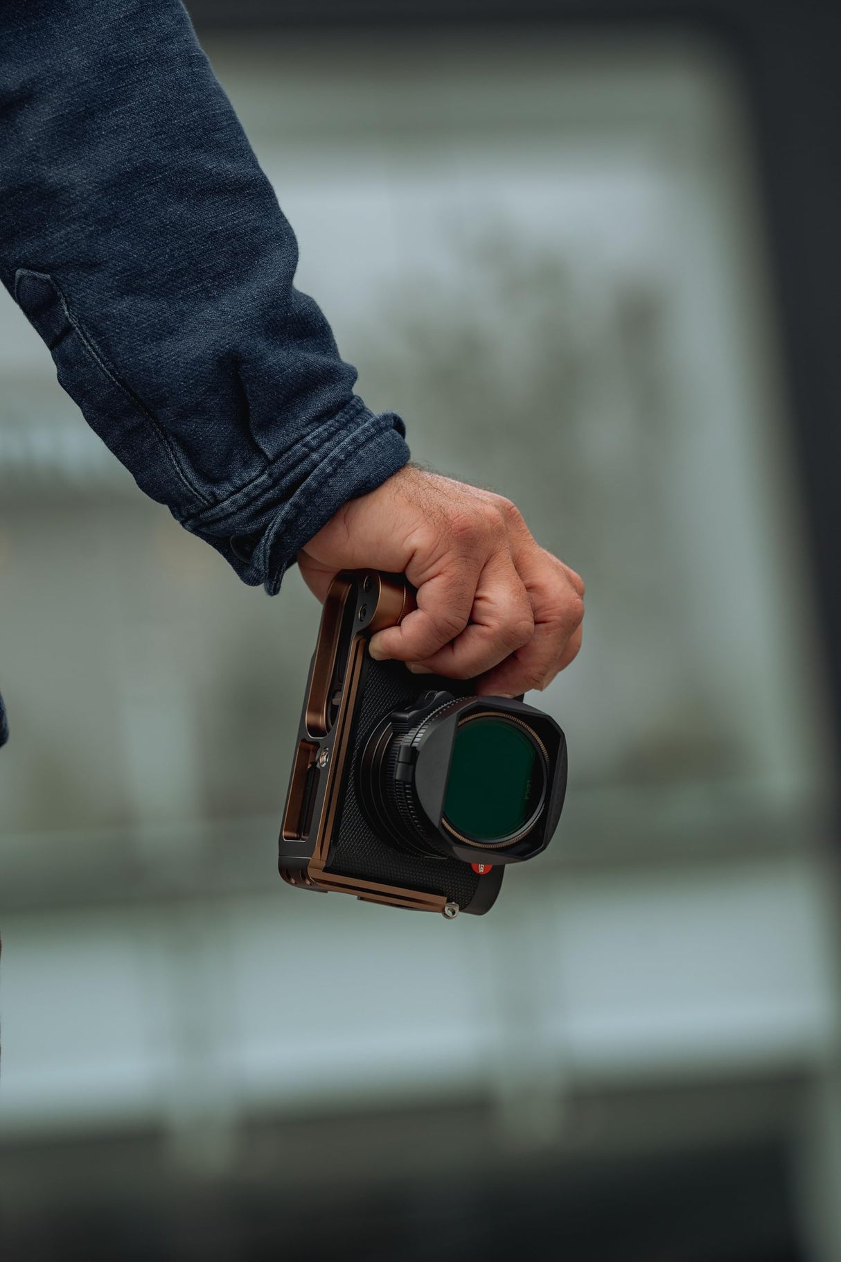 PolarPro - MagFlip Hood - Capucha magnética abatible para Acceso a filtros - 28mm + 43mm - Leica Q3 - Negro