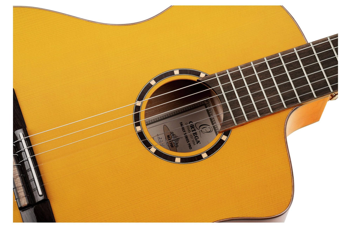 Ortega Guitars Family Series Pro - Guitarra de concierto Flamenco 4/4, electroacústica, pícea y ciprés con acabado brillante, color amarillo, incluye funda (RCE170F)