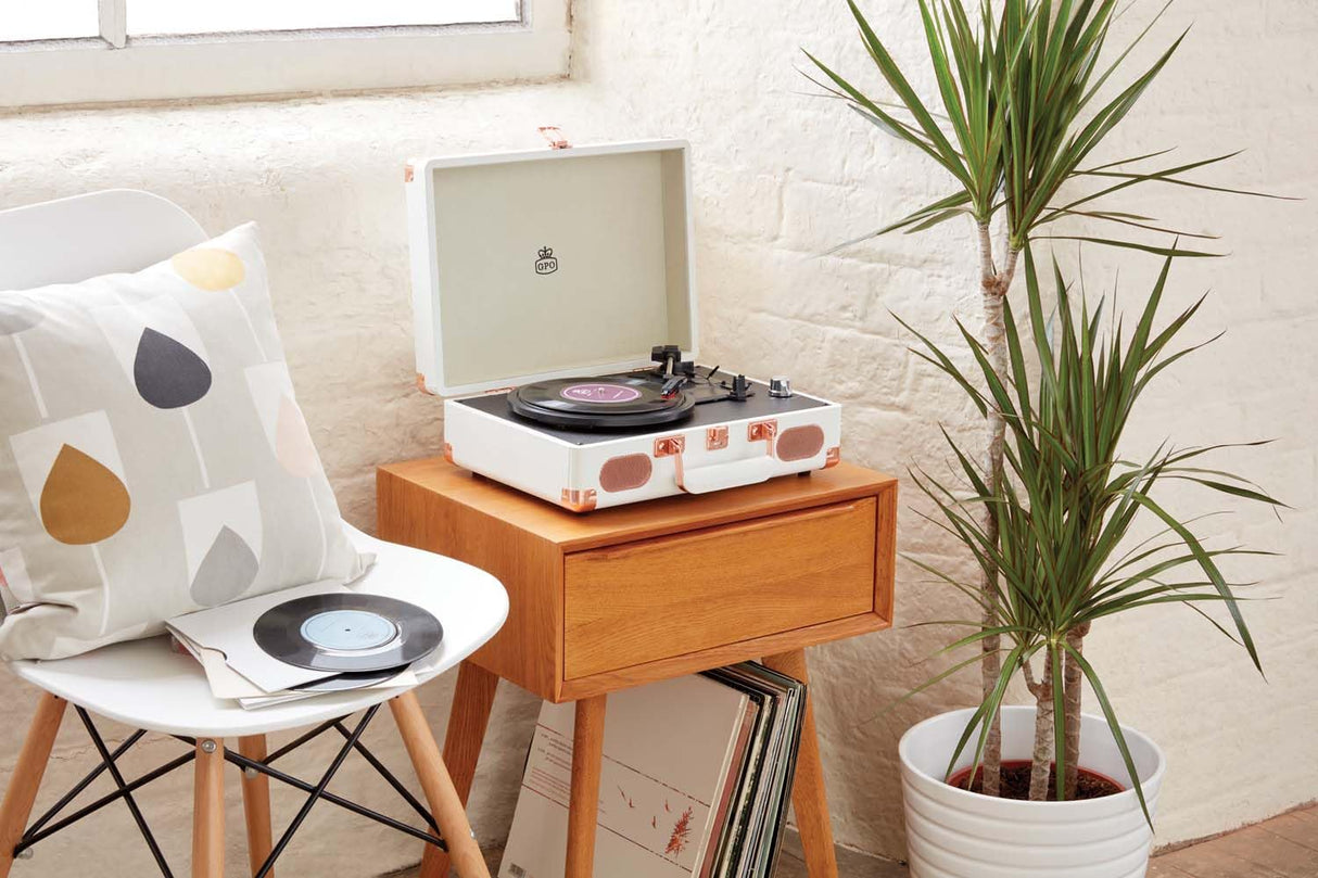 GPO Soho Reproductor de vinilos Retro con diseño de maletín, 3 velocidades, tocadiscos de vinilo - Blanco