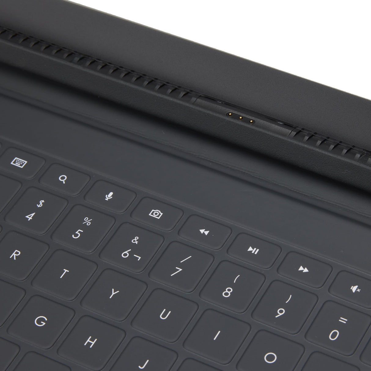 Logitech Rugged Folio para iPad (7.ª, 8.ª y 9.ª generación) Funda con teclado protectora, Disposición QWERTY Italiano - Negro