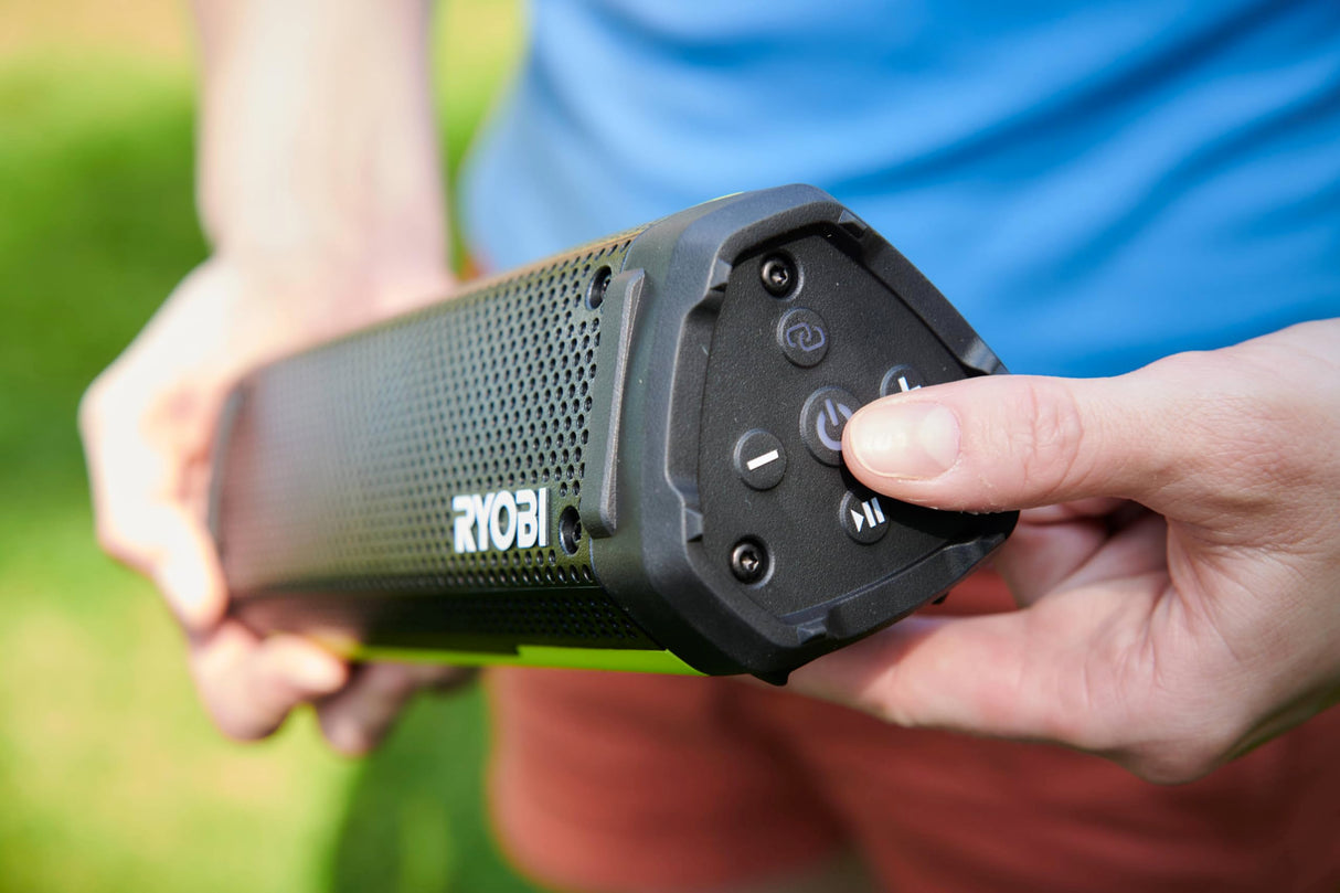 RYOBI - Altavoz Bluetooth inalámbrico de 4 voltios, portátil e Impermeable (IP67), batería de 2 Ah USB de Litio de Larga duración, RS4-120G