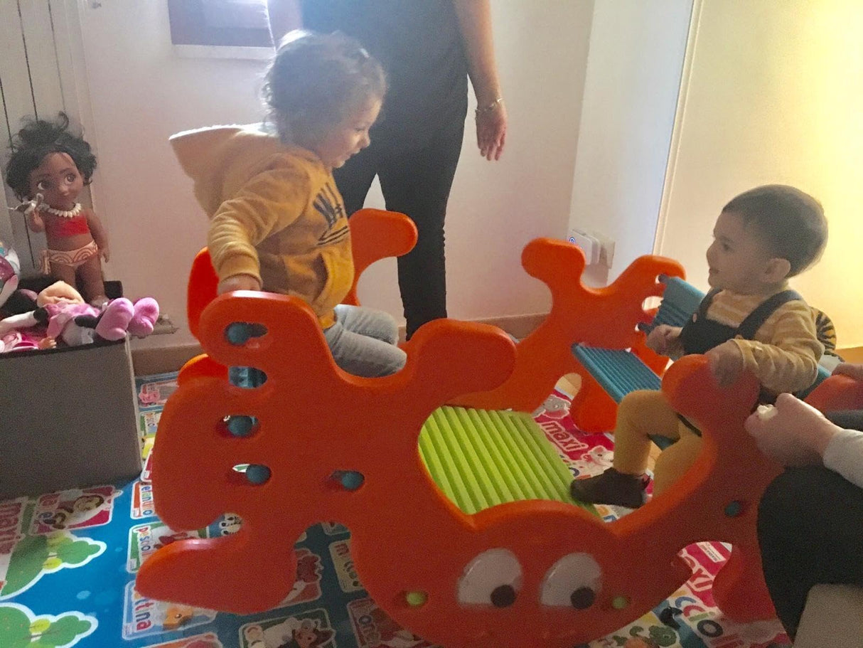 FEBER - Mesa de Picnic con Fantasmas, Balancín Convertible en Mesa de Picnic, Fácil Montaje, Capacidad para 4 Niños, Sin Accesorios, para Niños y Niñas a Partir de 1 año, Famosa (800010242)
