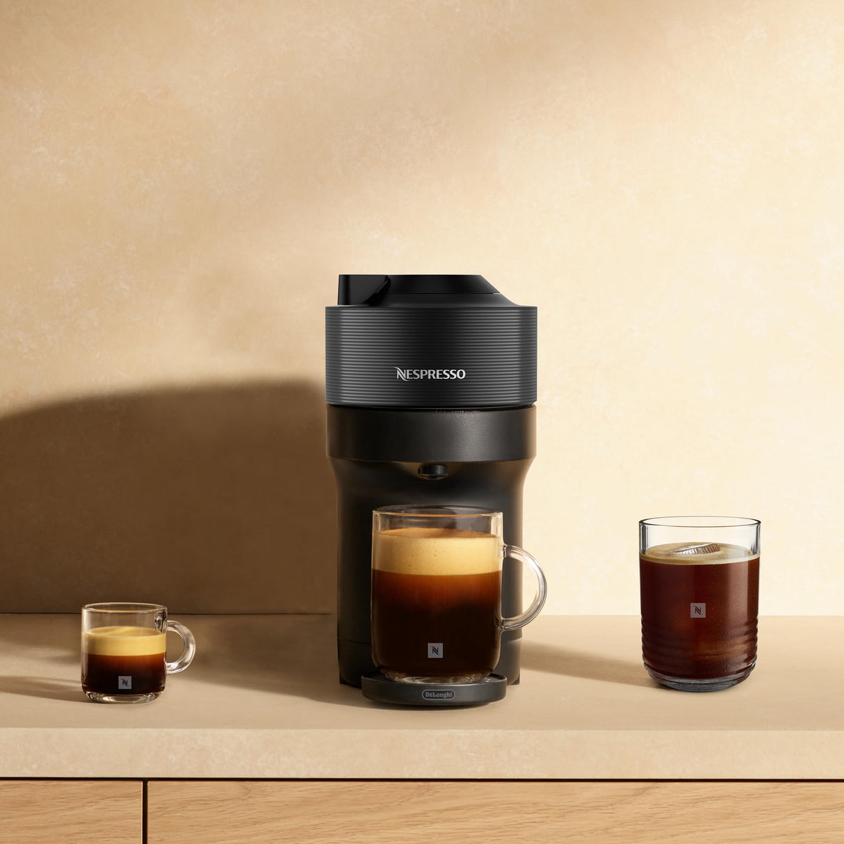 Nespresso De'Longhi Vertuo Pop ENV90.B, Máquina de Café de Cápsulas + Aeroccino Incluido, 4 Tamaños de Taza, Tecnología de Centrifugación, Set de Bienvenida Incluido, 1260W, Negro Regaliz