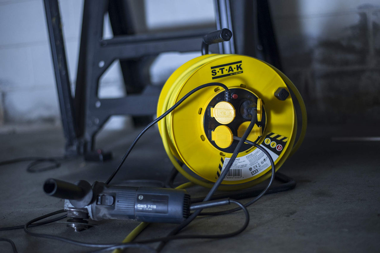 Stak REELPRO-FR-25 - Enrollador eléctrico profesional, tambor fijo, resistente al agua IP44 cable 25 m de goma 3G2,5 mm2 para obras, bricolaje, jardín, 4 enchufes, chasis de acero, color amarillo