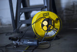 Stak REELPRO-FR-25 - Enrollador eléctrico profesional, tambor fijo, resistente al agua IP44 cable 25 m de goma 3G2,5 mm2 para obras, bricolaje, jardín, 4 enchufes, chasis de acero, color amarillo