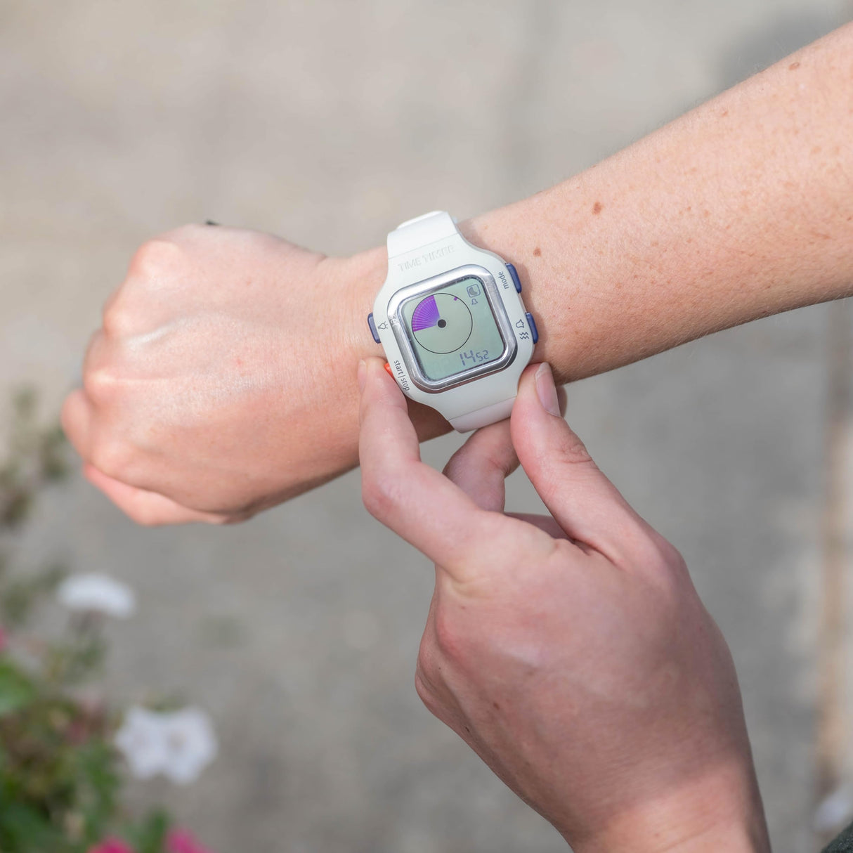 TIME TIMER Reloj — Analógico y Digital Visual de 12 Horas o 24 Horas — para el Aprendizaje de los niños, la Toma de exámenes y el Seguimiento del Entrenamiento (Blanco Ártico, Pequeño)