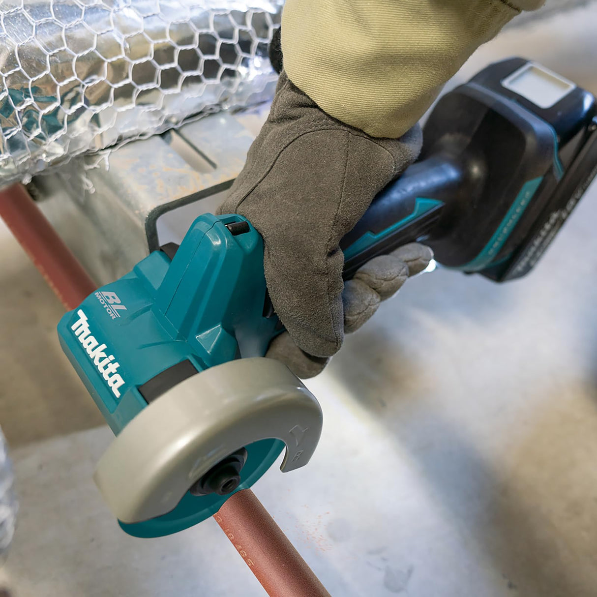 Makita DMC300RTJ - Cortador de disco compacto (18 V, ion de litio, 76 mm, sin escobillas, incluye 2 baterías de 5,0 Ah y cargador)