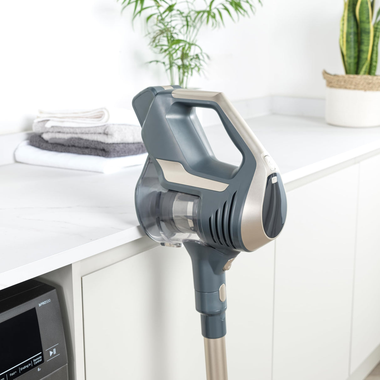 Beldray BEL01727TTVDE Titanium Smartflex inalámbrico Vacuum Cleaner – Multi-ciclónico 1L Stick Vac, Flexi-Bisagra, LED Digital Display, Indicador de Nivel de batería, Sensor de Bloqueo Inteligente,