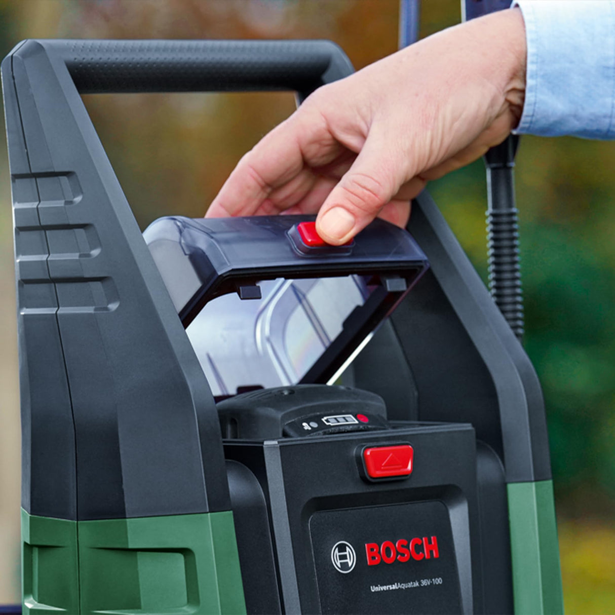 Bosch Juego de limpiadora de alta presión móvil y a batería UniversalAquatak 36V-100(para limpiar en casa o fuera; sistema de 36 voltios;hasta 45min de funcionamiento,kit de autosucción;sin batería)