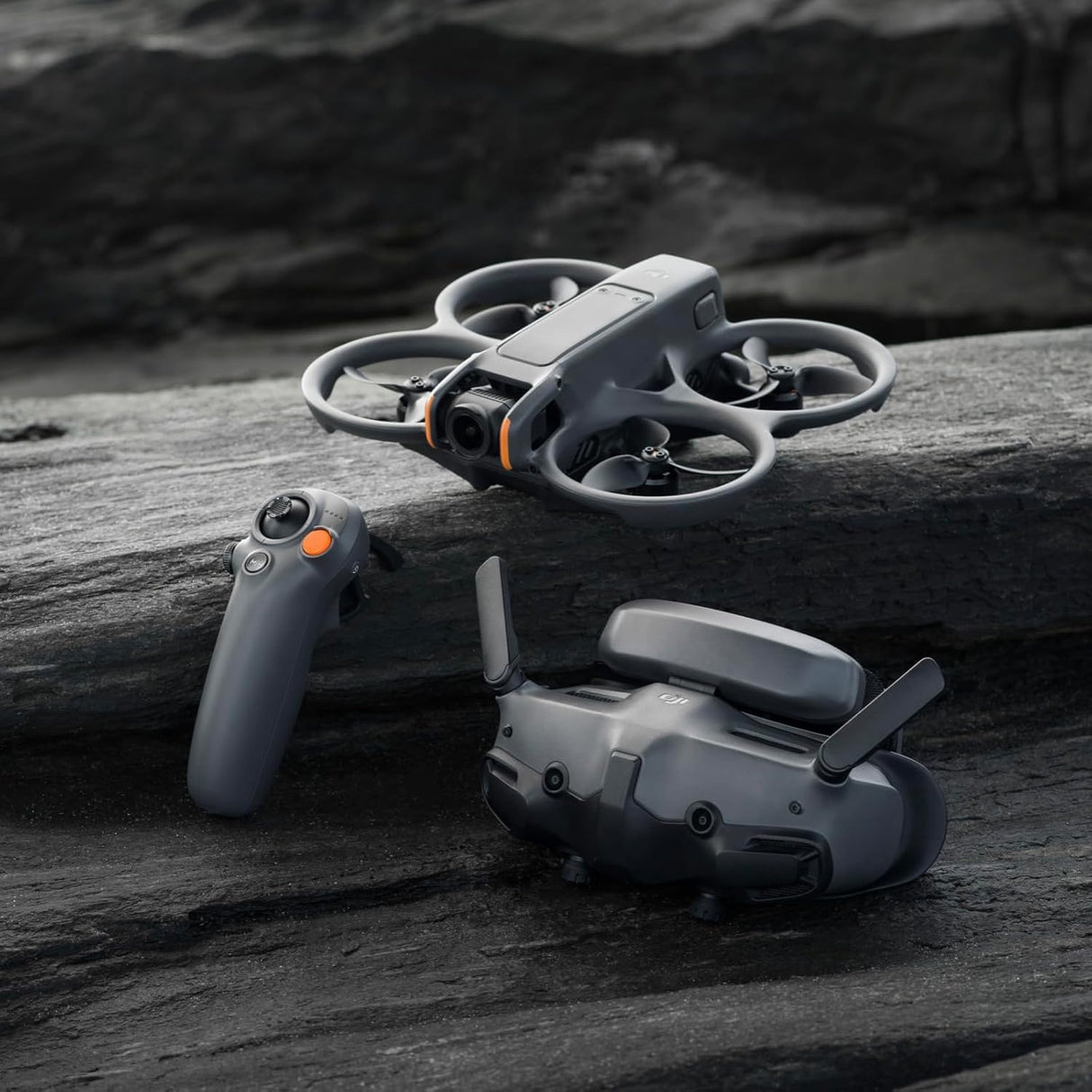 DJI Avata 2 Fly More Combo (1 batería) Bundle, Drone FPV con cámara, con protección de la hélice, voltea/rueda con sólo pulsar un botón, drone con cámara de contenidos POV, incl Goggles 3y RC Motion 3