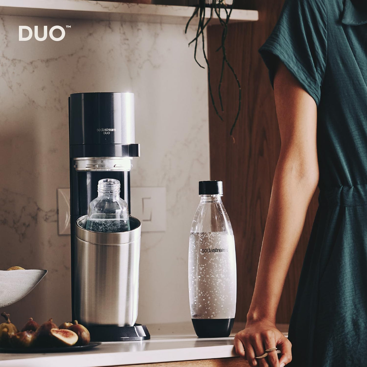 SodaStream Aireador de agua DUO sin cilindro de CO2, 1 botella de cristal de 1 l y 1 botella de plástico apta para lavavajillas de 1 l, altura: 44 cm, color: titanio, 19,1 x 36,6 x 44,5