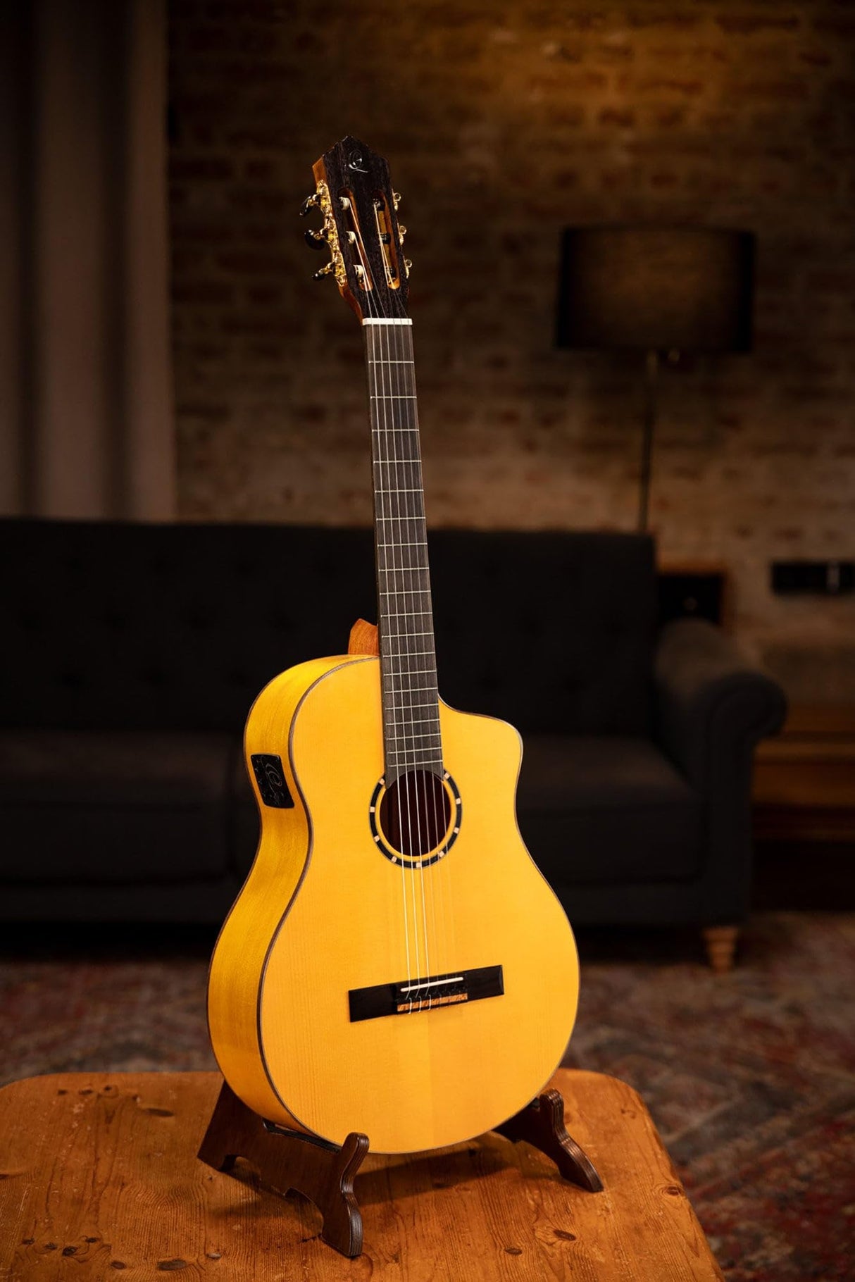 Ortega Guitars Family Series Pro - Guitarra de concierto Flamenco 4/4, electroacústica, pícea y ciprés con acabado brillante, color amarillo, incluye funda (RCE170F)