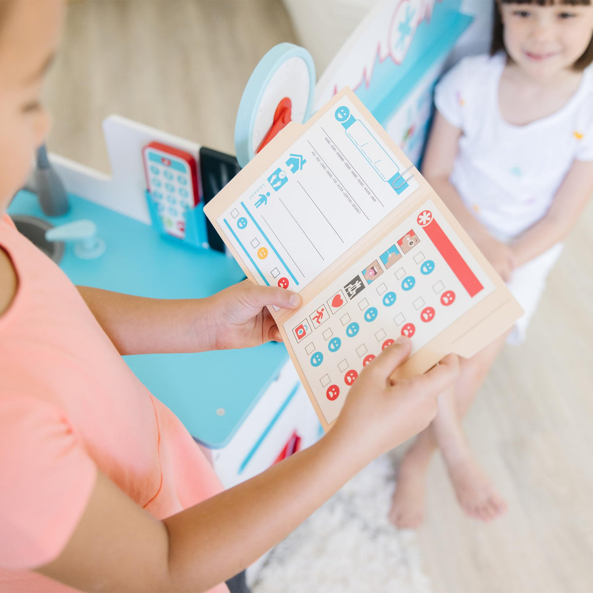 Melissa & Doug Consultorio médico Juega a ser el Doctor o el Paciente, Juego imaginativo, Juguete Creativo Montessori de Madera con Accesorios, Regalo para niños y niñas de 3 4 5 6 7 años