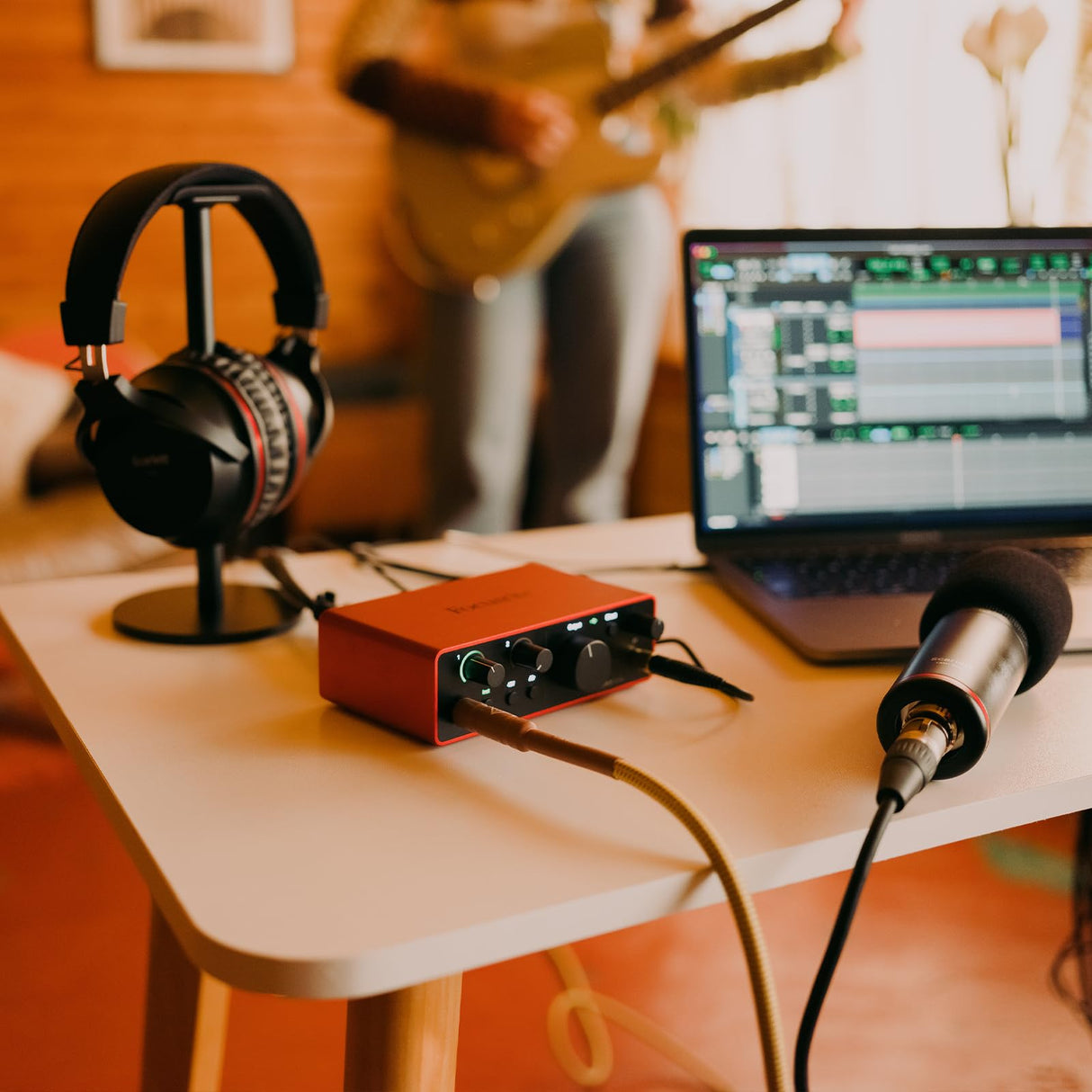 Focusrite Scarlett Solo 4.ª gen. interfaz de audio USB para guitarristas, cantantes o productores. Grabación con sonido de estudio y alta fidelidad y todo el software que necesitas