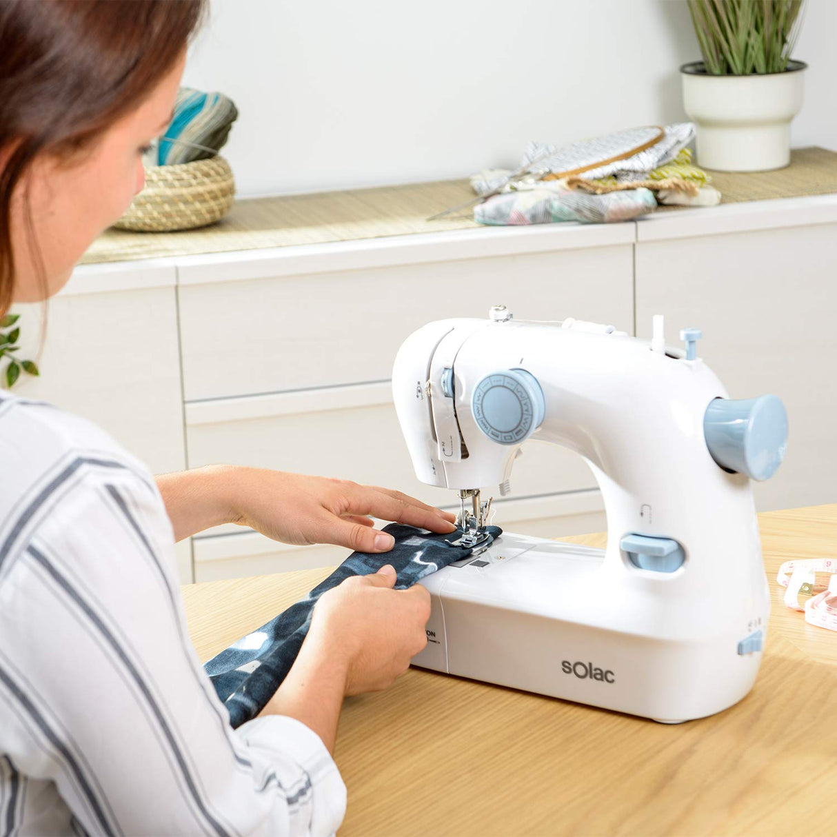 Solac SW8221 Cotton 12.2 - Máquina de Coser, 12 Puntadas, Brazo Libre, Sistema Vertical de Carga. Iluminación en la Zona de Trabajo, Funciona Con y Sin Pedal, Asa Transporte, Blanco