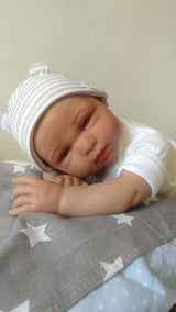 Muñeco Reborn Teo,Reborn DE Vinilo DE Silicona DE 52CM Y 2,3KG.Modelos EXCLUSIVOS,con Certificado de utenticidad,Vestido Y con COMPLEMENTOS DE UN Bebe Real.
