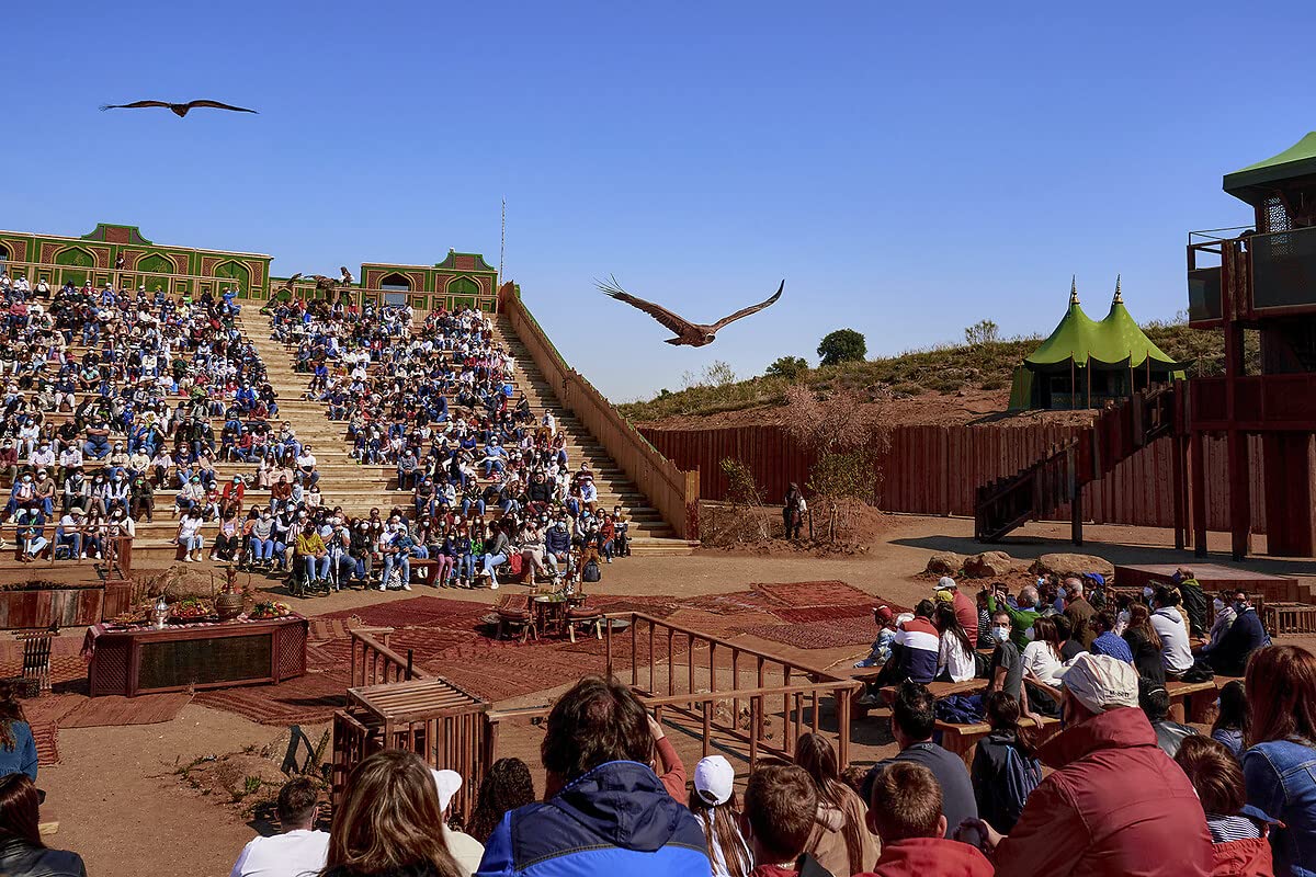 WONDERBOX Connect- Caja Regalo - PUY du FOU España - Entrada de 1 Día para 2 Personas y Estancia de 1 Noche - Ven y viaja a través de la Historia - Regalos Originales para Mujer - Válido por 2 años
