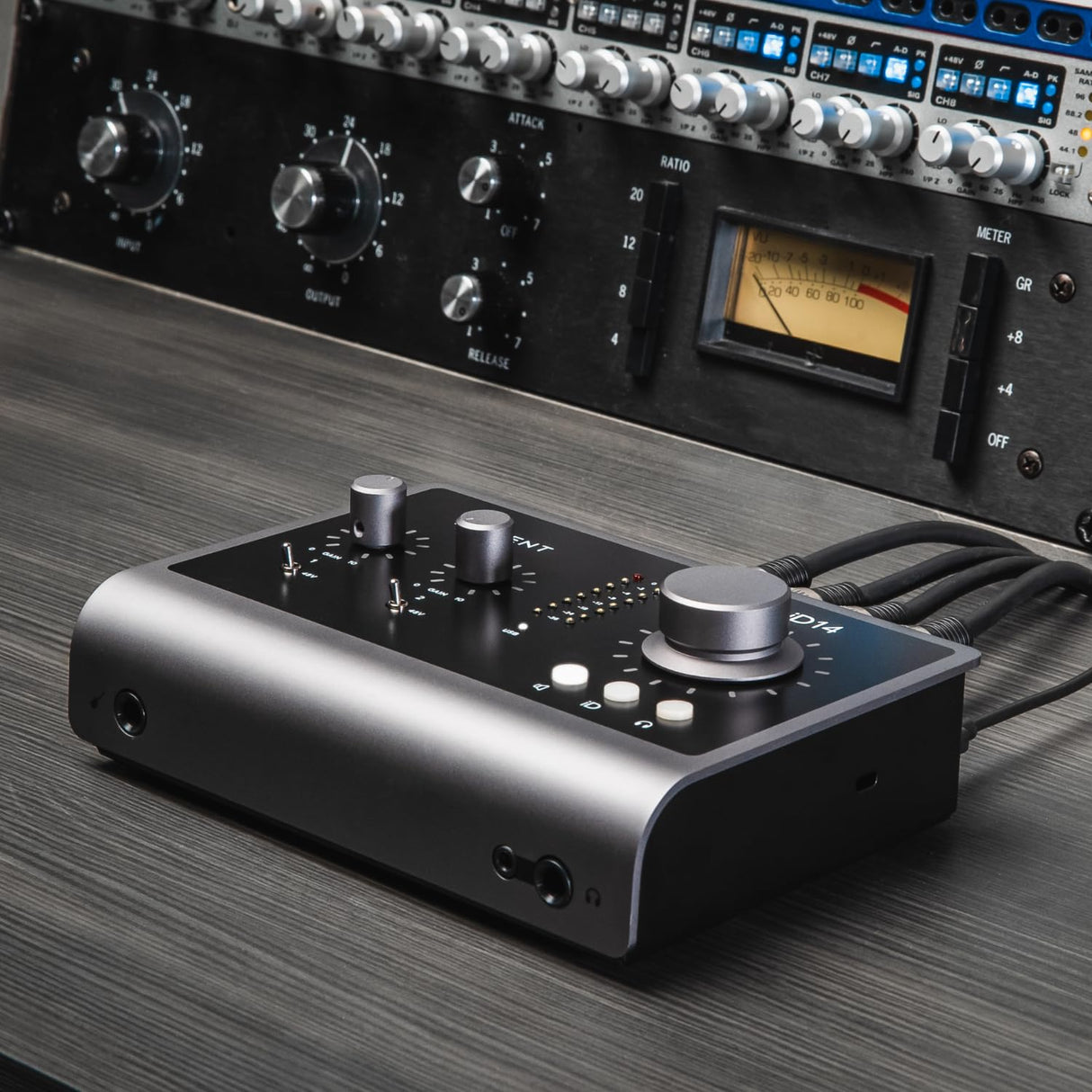 Audient Interfaz de audio Audient iD14 MKII, 2 preamplificadores de micrófono clase a (Interfaz de audio de alto rendimiento, USB-C, mezcla de monitores y función de panorámica de monitores) negro