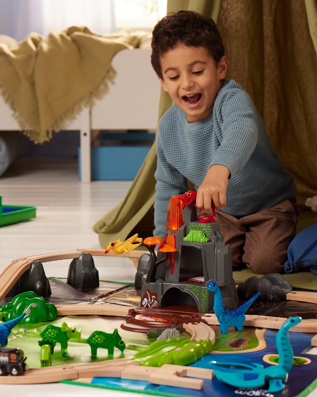 BRIO - Kit de Construcción Jurásico Deluxe, Circuito de Tren, Dinosarios, Volcán con Sonidos, Accesorios, Niños 3 Años o más