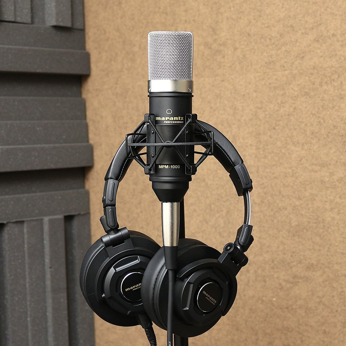 Marantz Professional MPM-1000: micrófono de estudio de condensador XLR con soporte de escritorio y cable para podcasts, streaming, canto, teletrabajo y juegos