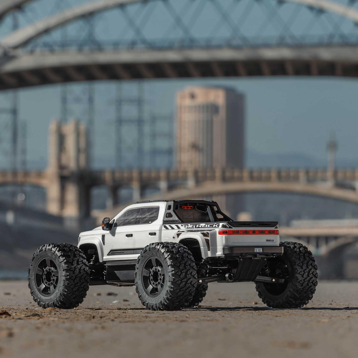 ARRMA Big Rock 6S ARA7612T3 - Coche teledirigido (1/7, Monster Truck 4x4, Motor sin escobillas de más de 100 km/h, Incluye Accesorios), Color Blanco