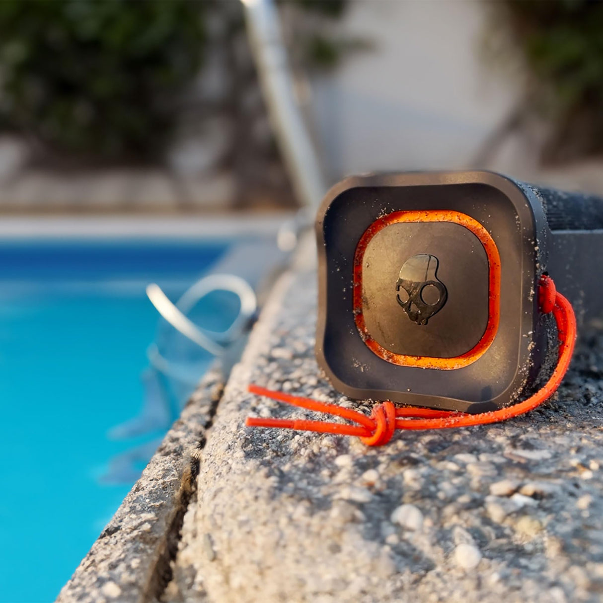 Skullcandy Terrain Altavoz Portátil Inalámbrico con Bluetooth, Impermeabilidad IPX7, 14 Horas de Batería, True Wireless Stereo y Correa Integrada para Viajes y Uso en Exteriores - Hueso/Naranja