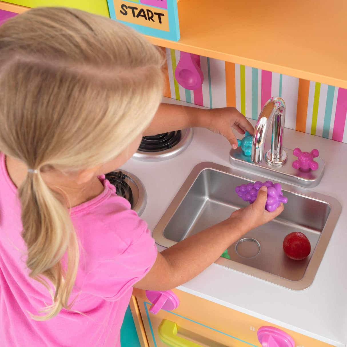 KidKraft Cocina de Juguete de Madera Deluxe Big and Bright para niños, con Accesorios incluidos, teléfono de Juguete y Set Utensilios de cocinita Infantil, Juguetes niños 3+ años (53100)