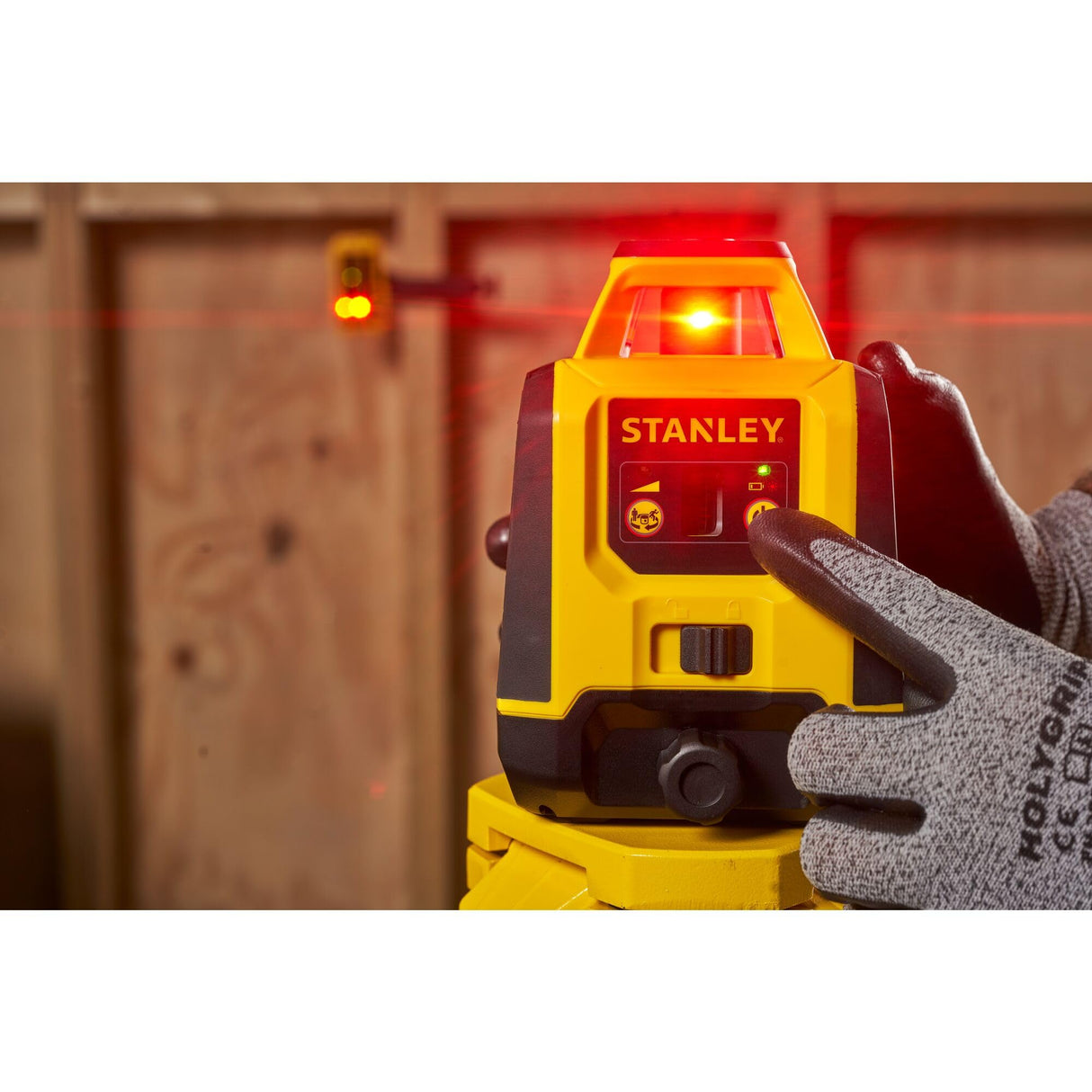 STANLEY Nivel láser Haz rojo 30m, Rotativo con Estuche y Accesorios Completos: Gafas, Objetivo, Detector y Soporte para una Precisión Profesional - Alcance 240 M (diámetro), STHT77616-0