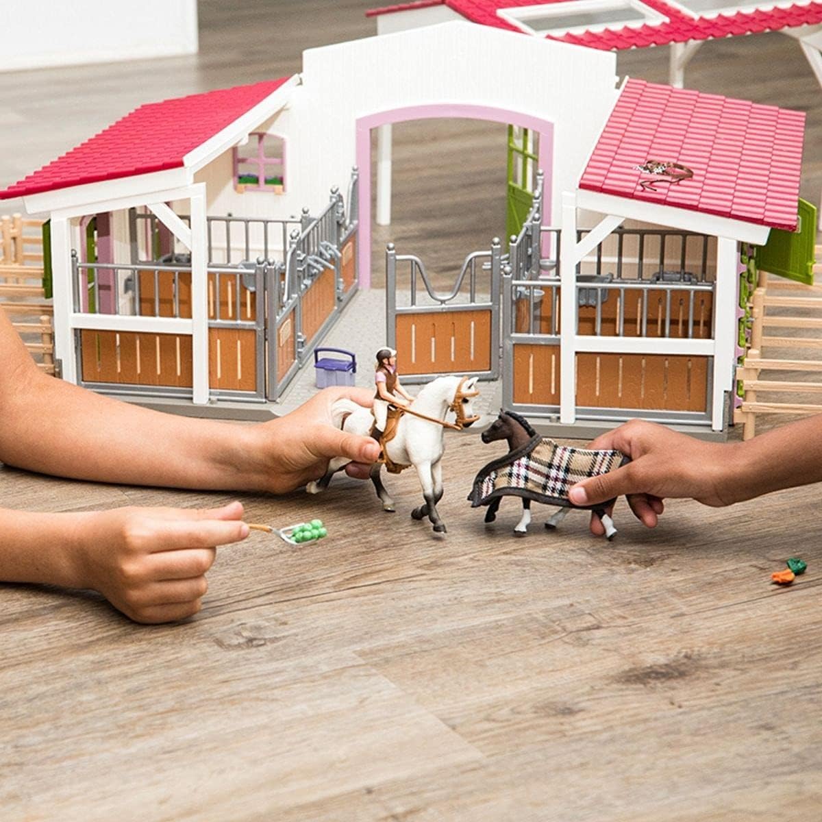 Schleich 42344 Horse Club Establo con Jinete y Caballos, Juego de 97 Piezas con 2 Figuras de Caballos, Figura del Jinete y Muchos Accesorios, Juguete para niños a Partir de 5 años