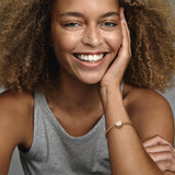 PANDORA Signature Moments Pulsera de cadena de serpiente con cierre con diseño de corona centelleante en O chapada en oro de 14 quilates con circonitas cúbicas transparentes, 17