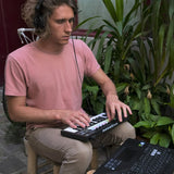 Novation Launchkey Mini [MK3] — Controlador de teclado MIDI de 25 teclas portátil con USB e integración de DAW. Modo de acordes fijos y arpegiador — para producción musical