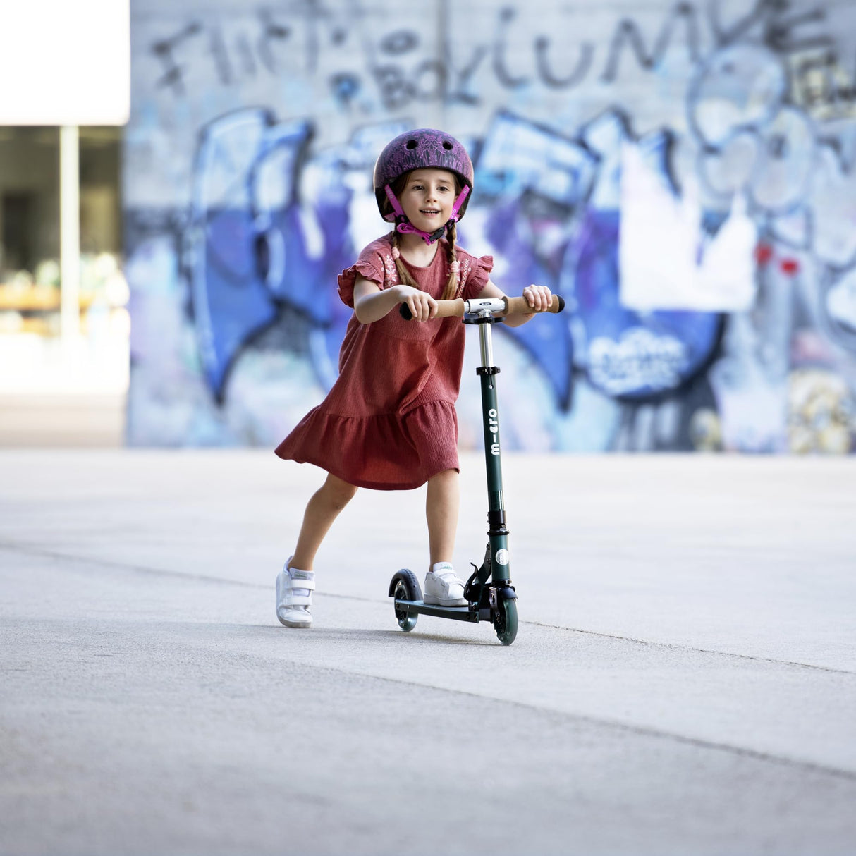 Micro® | Micro Sprite LED Scooter 2 Ruedas Niños | Patinete y Puños Plegables | Ruedas con iluminación LED | Ligero y Regulable en Altura | +5 Años | Niños y Niñas