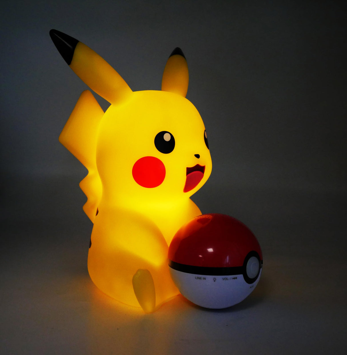 TEKNOFUN - Licencia Oficial Pokemon - Figura Luminosa Pikachu Poké Ball - Altavoz inalámbrico - LED - 2 Modos de iluminación - USB/microUSB (Cable suministrado) - AUX Jack 3,5 mm - 811382
