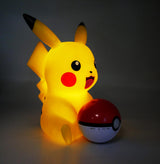 TEKNOFUN - Licencia Oficial Pokemon - Figura Luminosa Pikachu Poké Ball - Altavoz inalámbrico - LED - 2 Modos de iluminación - USB/microUSB (Cable suministrado) - AUX Jack 3,5 mm - 811382