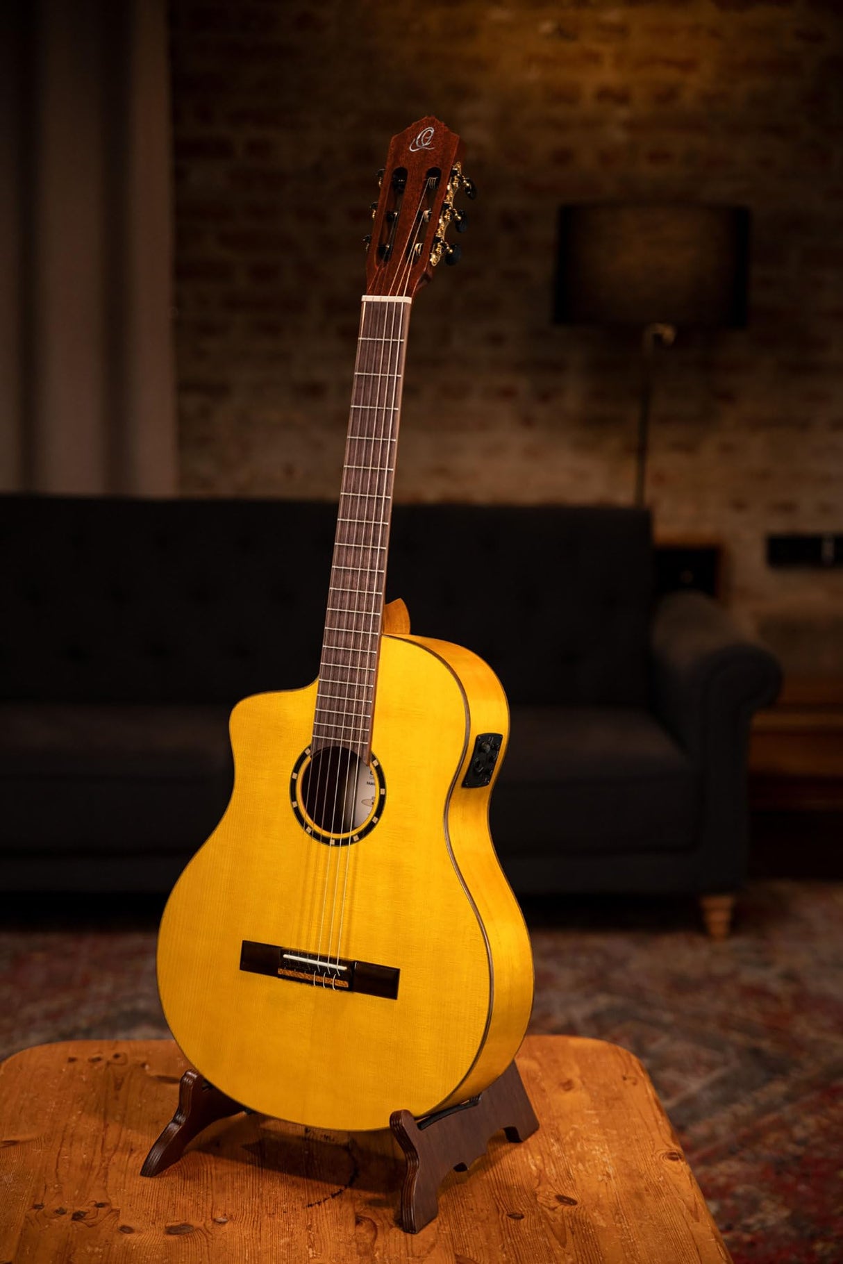 Ortega Guitars Family Series Pro - Guitarra flamenca para zurdos, tamaño 4/4, electroacústica, pícea y ciprés con acabado brillante, color amarillo – Incluye funda (RCE170F-L)