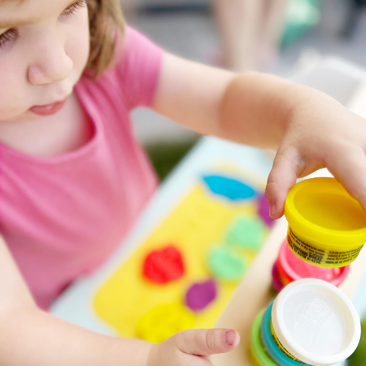 roba x Play-Doh Conjunto de Asientos creativos - Juego de Mesa y Silla de Madera certificada por el FSC con 6 latas de plastilina, 3 Herramientas de Madera y Alfombra Creativa