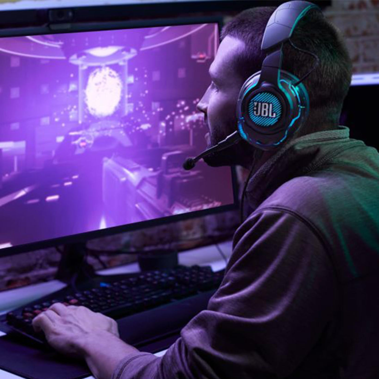 JBL Quantum ONE Auriculares para gamers con tecnología QuantumSPHERE 360 y sensor de movimiento de cabeza, diseño llamativo, compatible con PC, Playstation y Xbox, negro