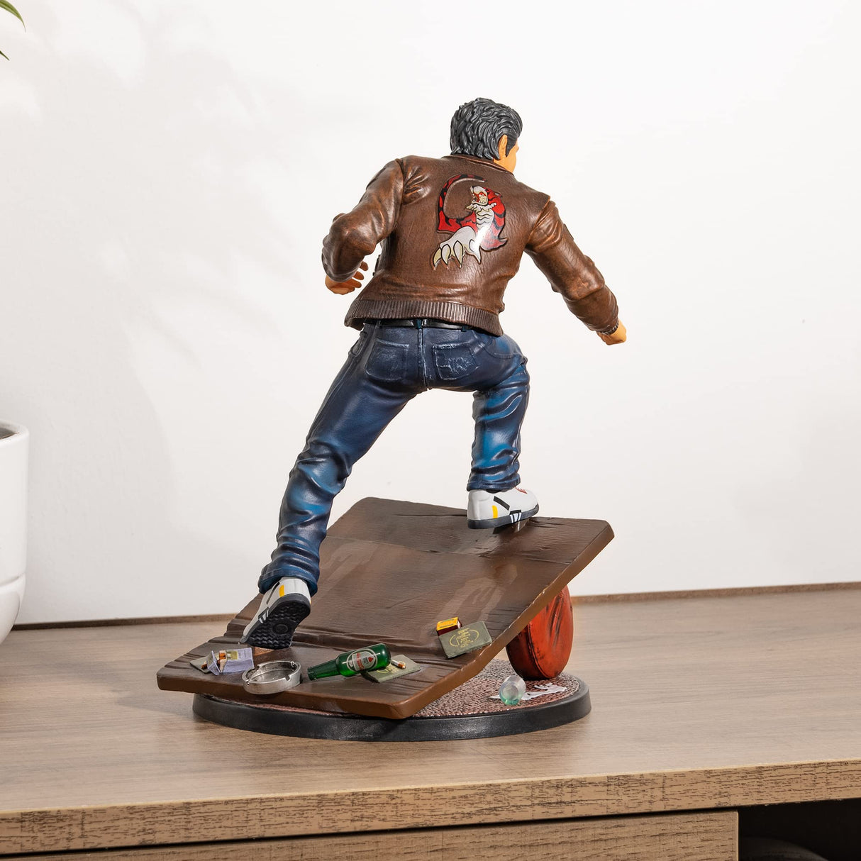 Numskull Figura de Shenmue Ryo Hazuki de Sega de 25,4 cm (28 cm), réplica Coleccionable - Producto Oficial de Shenmue