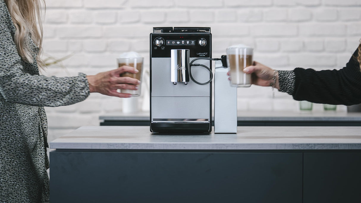 Melitta Latticia OT F300-101 - Cafetera superautomática para café con leche espumada o capuchino, máquina de café con molinillo silencioso y 3 niveles de intensidad, 1,5 L, plata