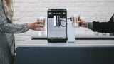 Melitta Latticia OT F300-101 - Cafetera superautomática para café con leche espumada o capuchino, máquina de café con molinillo silencioso y 3 niveles de intensidad, 1,5 L, plata