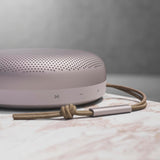 Bang & Olufsen Beosound A1 (2.ª Gen) Altavoz Bluetooth Inalámbrico Portátil Resistente al Agua y al Polvo con Sonido de 360 Grados, Alexa y Speakerphone, Hasta 18 horas de Batería Pink