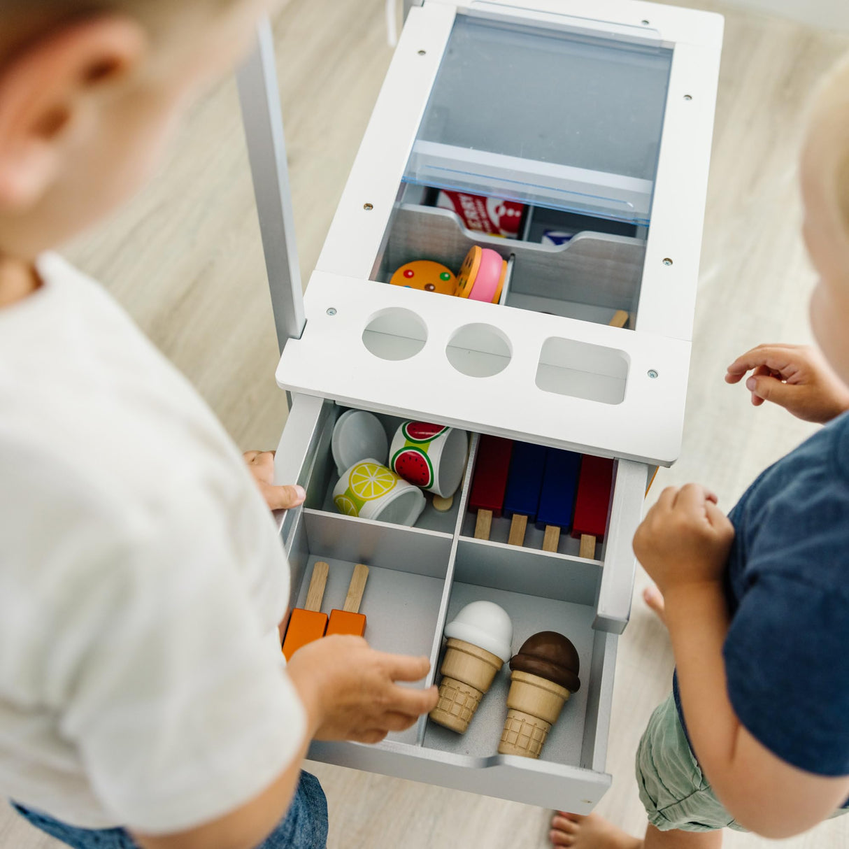 Melissa & Doug Carro de bocadillos y Dulces de Madera, Comida de Madera, Juego de imitación, Gran Set de Juego con Accesorios de Calidad óptima, Tienda o Restaurante para Jugar, Regalo para niños 3+