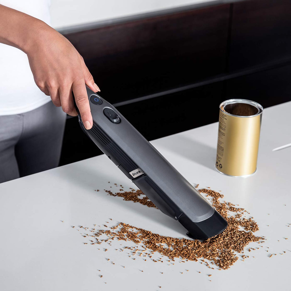Shark WandVac 1.0 Aspiradora de mano sin cable, pequeña, ligera, gran capacidad de succión, boquilla estrecha y cepillo para polvo, cepillo multisuperficie, base de carga, gris, WV200EU