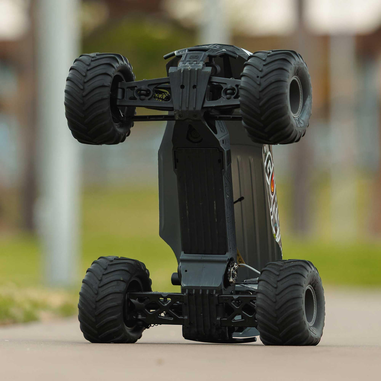 ARRMA 1/10 Gorgon 2WD RTR Monster Truck Mega 550 14T Motor Brush, Spektrum SLT2 2,4 GHz, Incluye batería NiMH de 3300 mAh y Cargador USB-C S120 - Gun Metal