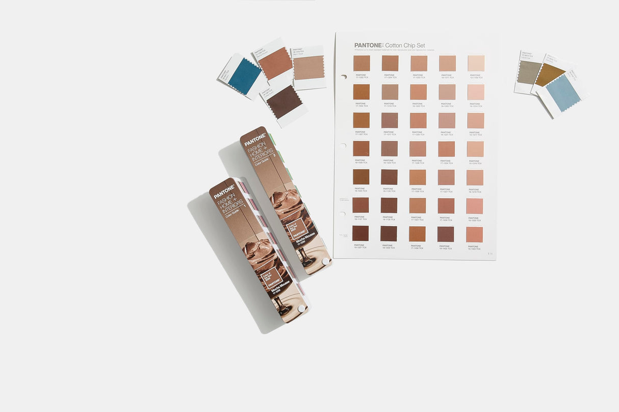 Pantone FHIP110C Juego de Guías de Color para Moda, Hogar e Interiores (Edición Color del Año 2025) - Dos prácticos abanicos de color en disposición cromática