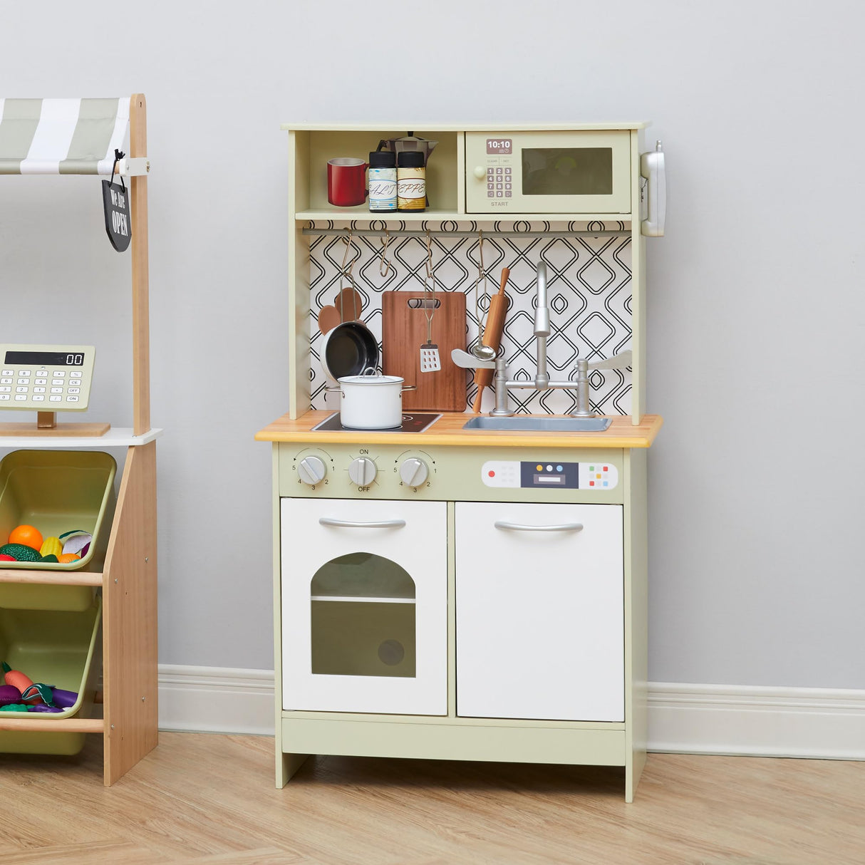 Teamson Kids Little Chef Boston Modern Farmhouse - Juego de Cocina de Madera con Funciones interactivas y 9 Accesorios de Cocina de Juego, Verde Claro/Blanco TD-12679D