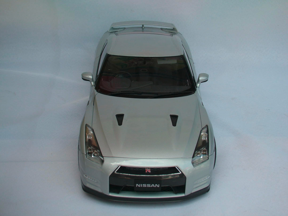 IXO Collections 1:8 IXO Nissan GT-R – Maqueta de construcción, construcción de Stand-Modelo, Kit de construcción, maqueta, función de luz, Kit de construcción