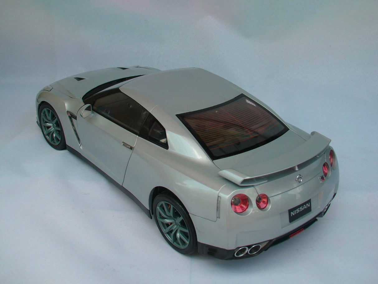 IXO Collections 1:8 IXO Nissan GT-R – Maqueta de construcción, construcción de Stand-Modelo, Kit de construcción, maqueta, función de luz, Kit de construcción