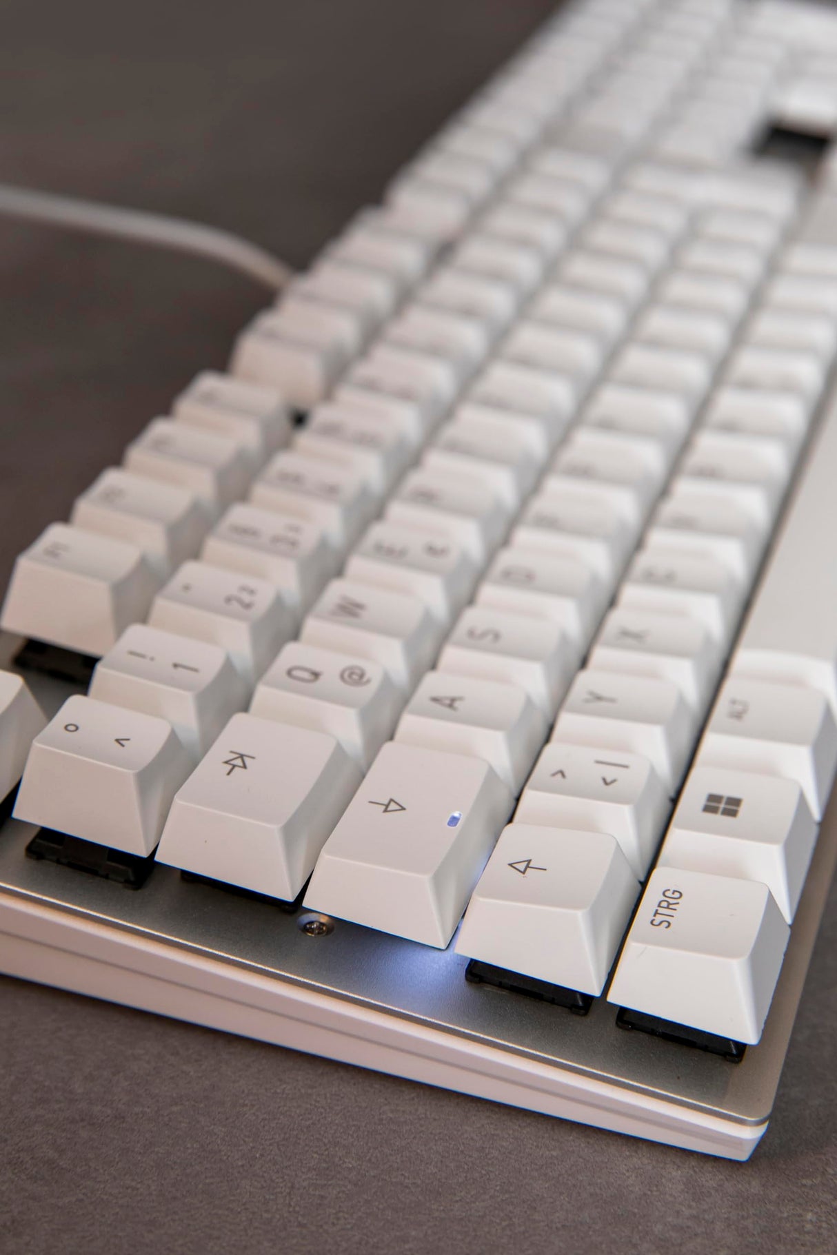 CHERRY KC 200 MX, Teclado Mecánico de Oficina con Placa de Metal Anodizado, Distribución de Teclado Alemán (QWERTZ), con Cable, Switches MX2A SILENT RED, Blanco/Plateado